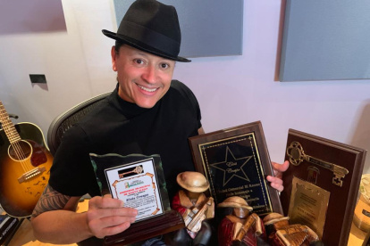 En su casa de Miami tiene artículos comprados en el país, como el sombrero que lleva puesto. Además de varios reconocimientos.