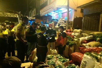 El Ministerio de Agricultura y Ganadería con la policía realizan controles del abastecimiento de productos a los mercados