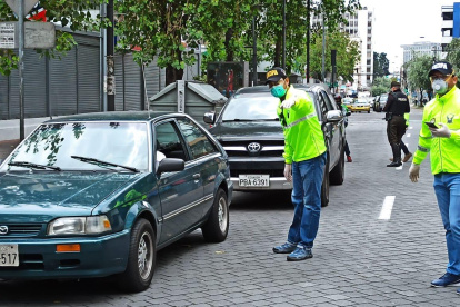 Los miembros de la Policía ejecutan controles dispuestos por la emergencia sanitaria por el COVID-19