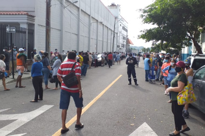 En un supermercado situado en las calles Eloy Alfaro y Francisco de Marcos las escenas se repiten.