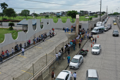 Familiares de los deudos se aglomeran en lugares como Jardínes de la Esperanza y Registro Civil.