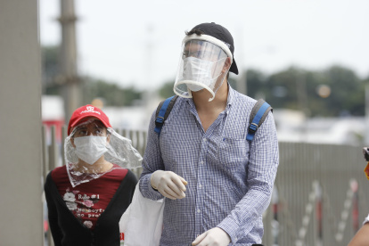 Ciudadanos en Guayaquil toman precauciones al salir de casa ante la presencia del virus.