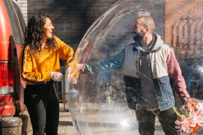 Usanso protección por la pandemia, Jeremy y Tori pasearon por las calles de Nueva York.