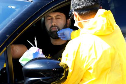 Jericho (United States), 02/04/2020.- A medical worker uses a swab to test for coronavirus COVID-19 at the drive-in center at ProHealth Care in Jericho, New York, USA, 02 April 2020. New York remains the epicenter of the coronavirus outbreak in 

the United States and there are continuing concerns that the health care system will be unable to care for the volume of COVID-19 patients. (Estados Unidos, Nueva York) EFE/EPA/PETER FOLEY USA NEW YORK CORONAVIRUS COVID19 PANDEMIC