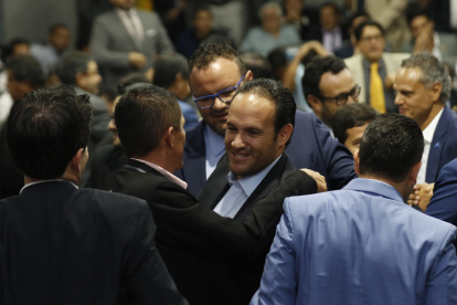 Francisco Egas (c) no está de acuerdo con suspender totalmente el sueldo del DT.