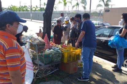 En la avenida José Tamayo, en Guayacanes, tanto en el parterre como calles se instalaron los comerciantes con sacos y cartones de productos.