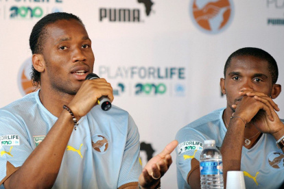 Los exfutbolistas Didier Drogba (i) y Samuel Eto"o (d) dieron a conocer su molestia mediante redes sociales.