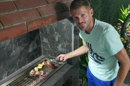 Javier Burrai es amante de los asados, actividad que realiza con frecuencia