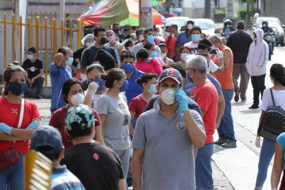 Ciudadanos esperan en el exterior de un camposanto en Guayaquil