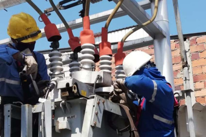 Personal de la Corporación Nacional de Electricidad trabaja en un arreglo.