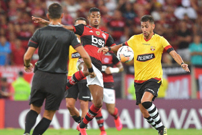 Bruno Piñatares (d) habló con un medio de su país respecto a lo que sucede en Guayaquil.