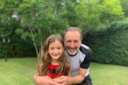 Luis Soler con su hija Valentina, quien lo instruye en el manejo de la plataforma donde ella hace los deberes.