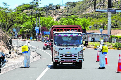 Los camiones son sometidos a constantes controles. Algunos choferes tienen inconvenientes en continuar, aún teniendo salvoconductos.