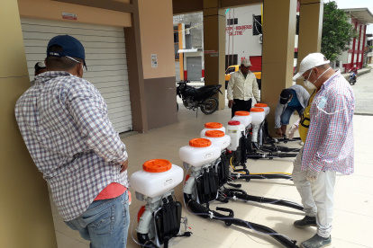 Hecho. En Salitre se realizan desinfecciones para evitar la propagación del virus.