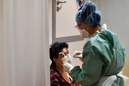 A medical staff examines a patient at the hospital screening unit of the CHU Pellegrin in Bordeaux, southwestern France on March 9, 2020. - The CHU Pellegrin in Bordeaux has opened a screening unit for the novel coronavirus where patients are examined in a box by a team made up of doctors and nurses who take samples, before senidng them the virology laboratory to confirm or not the infection by the novel coronavirus.
With 1,191 recorded cases and 21 deaths, France is the second-worst affected European country after neighbour Italy, which has imposed a sweeping lockdown on the most hard-hit northern regions. (Photo by GEORGES GOBET / AFP)