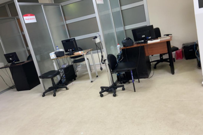 Así lucía la emergencia del hospital del IESS de sur de Guayaquil, por la falta de personal y de trajes de protección.