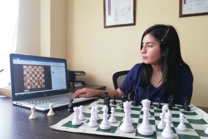 Anahí Ortiz revisa la base de datos para analizar el desempeño de sus próximos rivales. Para ella, la rutina no cambió con la cuarentena.