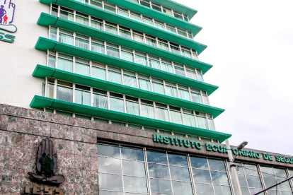 El BIESS, banco del IESS, está comprando papeles.