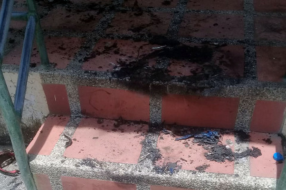 Entorno. Apenas unos zapatos y restos de una sábana calcinada quedaron en el lugar de los hechos.