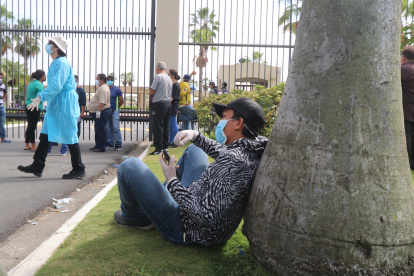 Las filas que se hacen fuera de los cementerios para tener un cupo para un entierro.