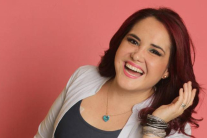 La cantante peruana Eva Ayllón es quien la acompaña en la cocina.