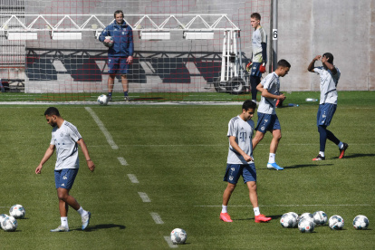 Los jugadores del Bayern trabajaron ayer con cierta normalidad. Cumplieron ejercicios con la pelota.
