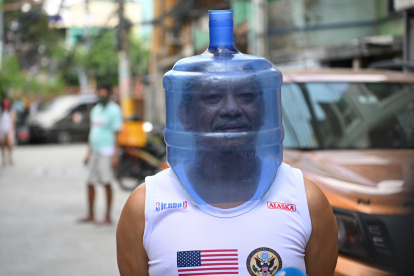 Un residente usando una improvisada mascarillas en Manila, capital de Filipinas.