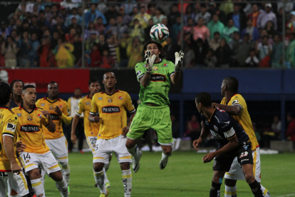 Ismael Blanco, de la delantera se puso el buzo de arquero en Barcelona.