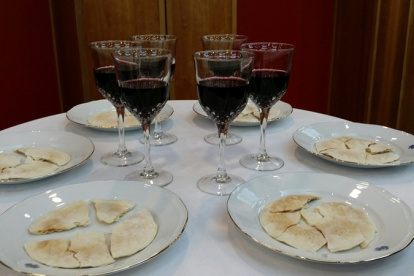 Los símbolos para recordar la muerte de Jesús, el vino y el pan.