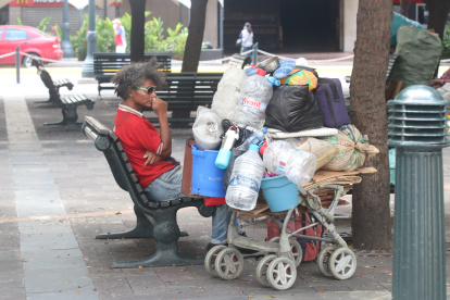 Situación. Personas en situación de calle pernoctan en la plaza Vicente Rocafuerte.