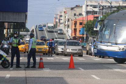 En la ciudad de Guayaquil la misma realidad es la que se vive en Quito con el irrespeto a la restricción vehicular