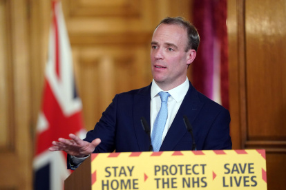 London (United Kingdom), 06/04/2020.- A handout photo made available by n10 Downing street shows Britain"s Foreign Secretary Dominic Raab holding a digital Covid-19 press conference in n10 Downing street in London, Britain, 06 April 2020. British Prime Minister Johsnon remains under observation at the St.Thomas"s Hospital in London. Countries around the world are taking increased measures to stem the widespread of the SARS-CoV-2 coronavirus which causes the Covid-19 disease. (Reino Unido, Londres) EFE/EPA/PIPPA FOWLES/ 10 DOWNING STREET / HANDOUT This image is for Editorial use purposes only. The Image can not be used for advertising or commercial use. The Image can not be altered in any form. Credit should read Pippa Fowles/n10 Downing street. HANDOUT EDITORIAL USE ONLY/NO SALES BRITAIN GOVERNMENT PANDEMIC CORONAVIRUS COVID19