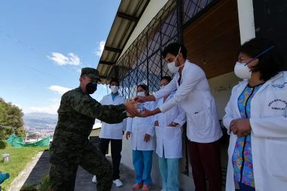 Personal de centros médicos de Sangolquí también recibieron kits alimenticios