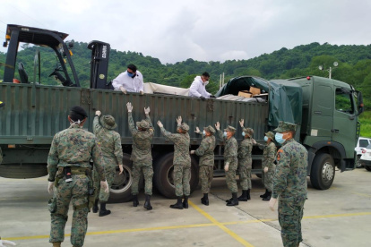 Militares colaboraron en el transporte de la unidad móvil de la Cruz Roja.
