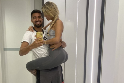 Cristhian Noboa junto a su pareja, la guayaquileña Keviam Cazo, en su casa en Rusia.