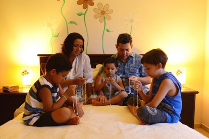 Fe. Las familias pueden recrear actividades religiosas desde el hogar.