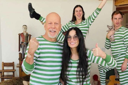 Los exesposos aparecieron en pijama junto a dos de sus hijas y el novio de una de ellas.