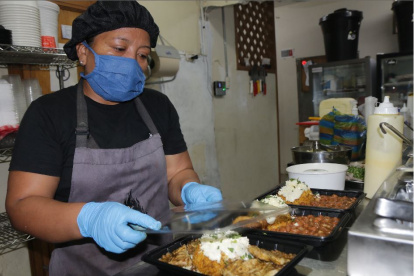 Labor. Eva trabaja en Moro Grill. Ella pudo volver a su lugar de trabajo, aunque en horas limitadas.