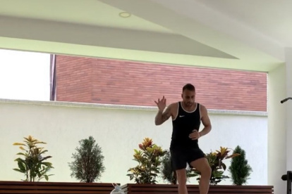 Damián Frascarelli muestra algunos ejercicios que realiza en casa.