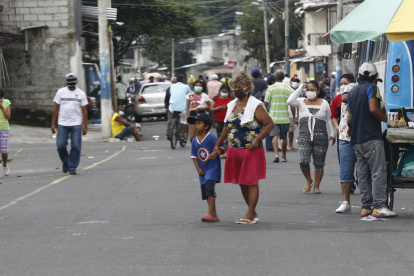 En el suburbio y sur de la ciudad las se ve bastante movimiento en las calles. Las personas estñan confiadas que no se contagiarán.