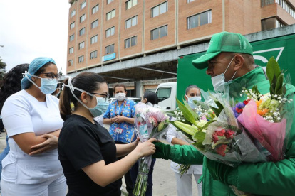 COLOMBIA. Un grupo de enfermeras recibieron flores por este día.