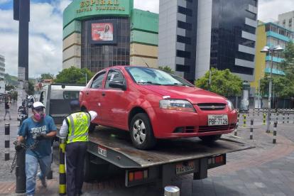 El Municipio de Quito retira los vehículos que incumplen las restricciones de movilidad.