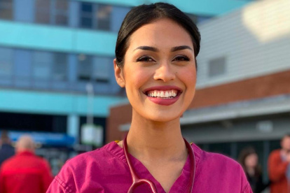 La modelo nacida en India, pero residente en Reino Unido, volvió al hospital para unirse en la lucha contra el Covid-19.