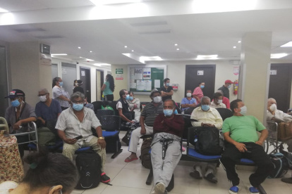 Pese a la insistencia de las autoridades por alejar un cuerpo de otro. En centros de diálisis, aún con riesgo los pacientes se agrupan para recibir su diálisis.