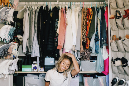 Pruébate toda la ropa que lleva más de un año sin usar y asegúrate de que aún te queda bien. Así también podrás separar la que no necesite.