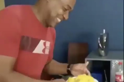 Eduardo Hurtado sirviendo un plato de maduro frito para acompañar el banquete