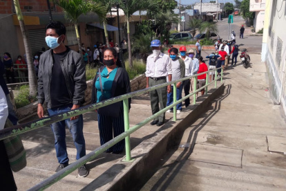 Habitantes del cantón Pedro Carbo madrugan a hacer fila para recibir el beneficio.