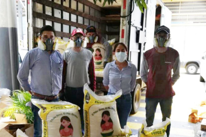 Uno de los auspiciantes del Ídolo ayudó a entregar arroz para las personas necesitadas.