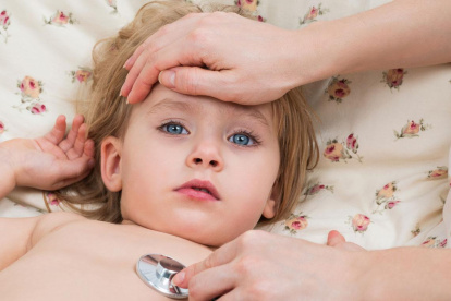 Debes estar pendiente del estado de ánimo del pequeño. Si está decaído pueda que tenga algo más que un simple resfriado.