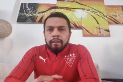 Édison Vega dirigió la rueda de prensa de Liga de Quito por internet.